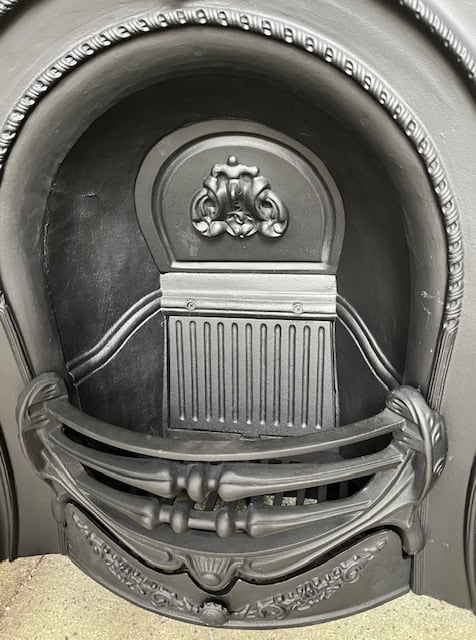 ON HOLD MARKArched French style cast iron insert, fully restored by Feds, 965 x 965mm - Image 3